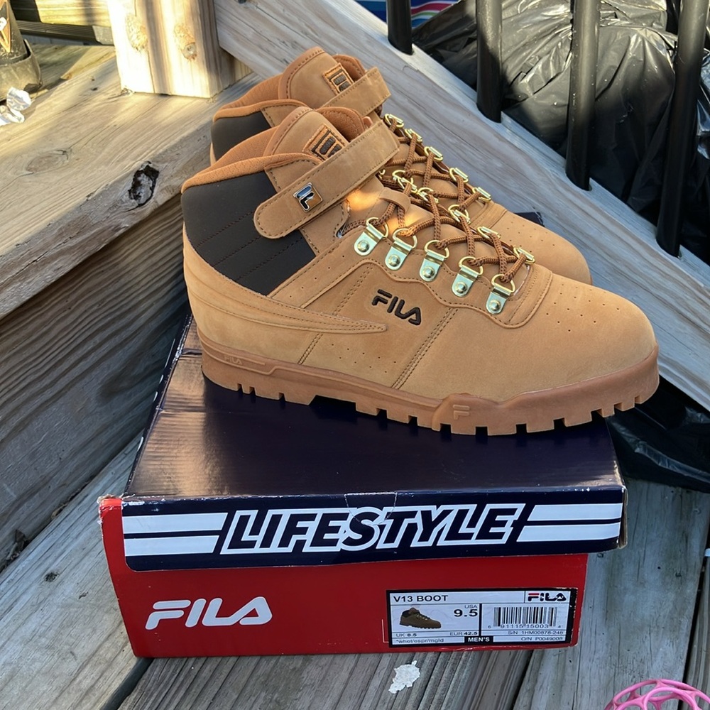 Brand New Fila v13 boot with box never worn 9.5 Men’s
